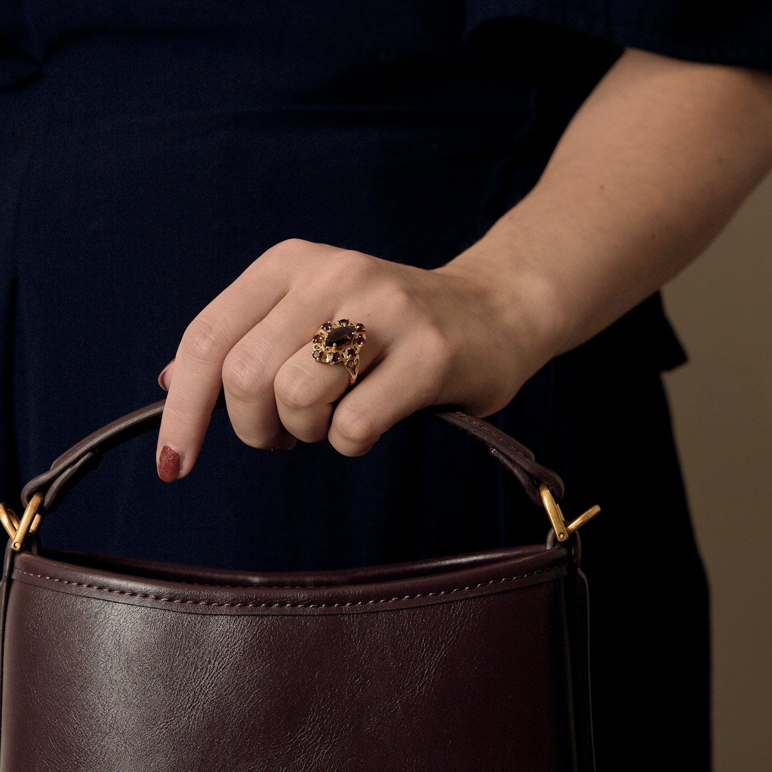 Yellow gold ring with almandine garnets  - Image 2