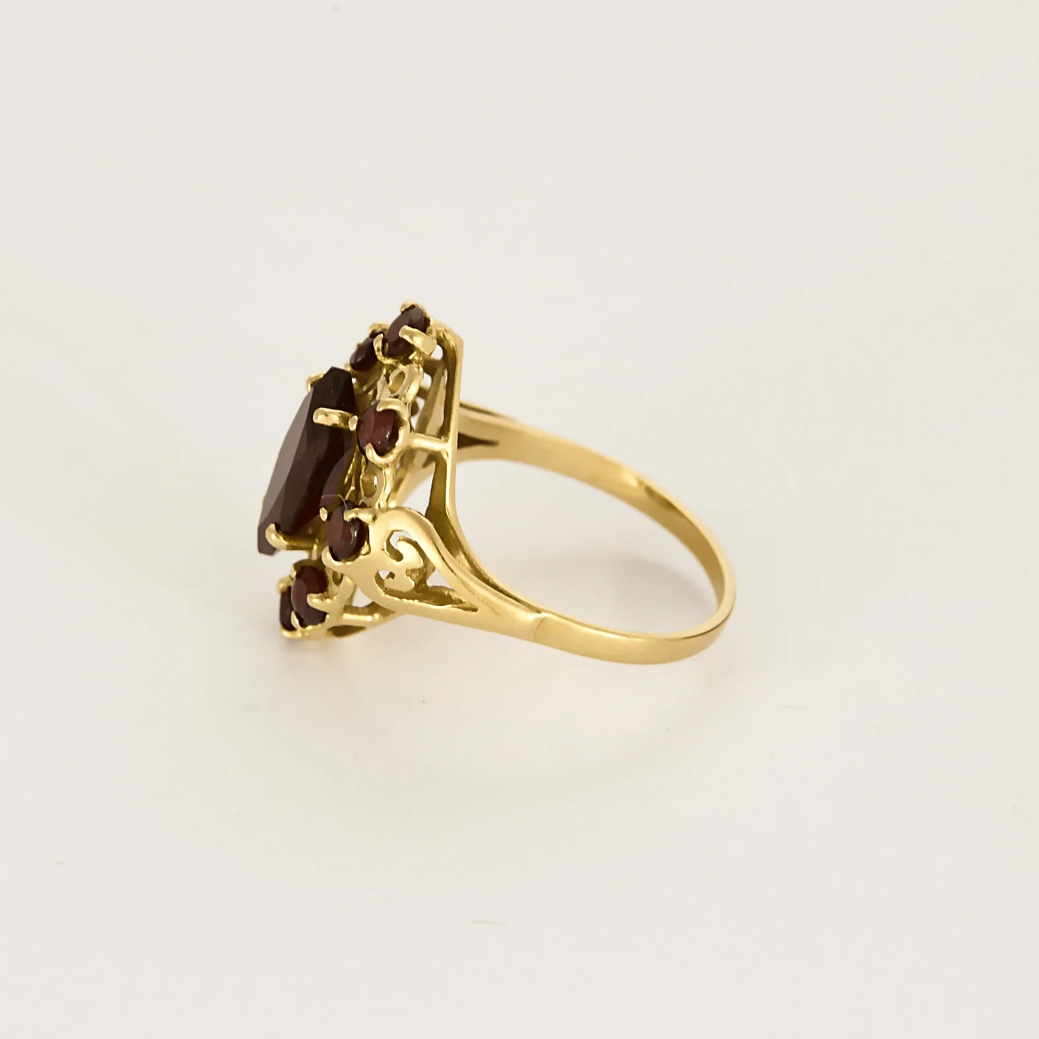 Yellow gold ring with almandine garnets  - Image 4