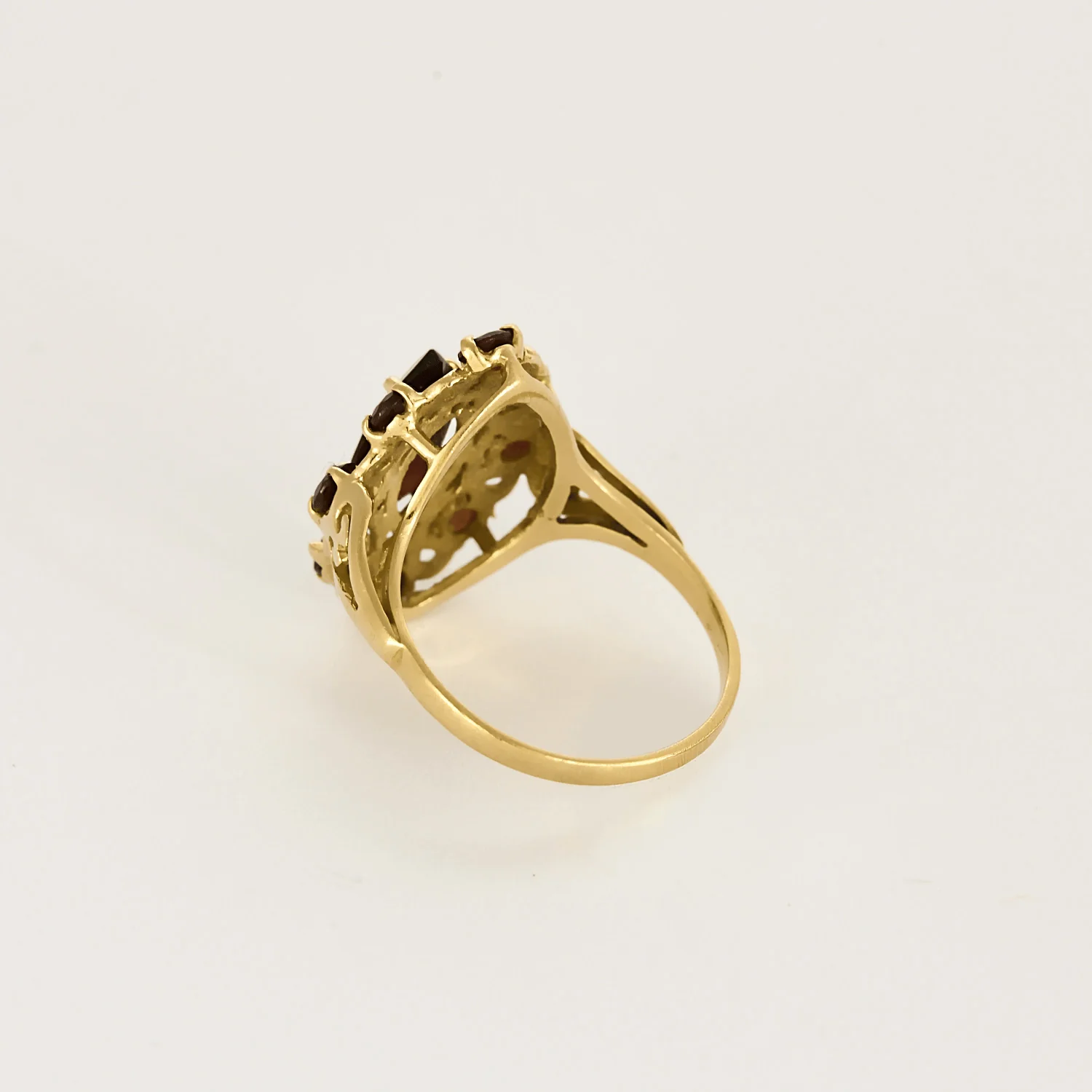 Yellow gold ring with almandine garnets  - Image 5