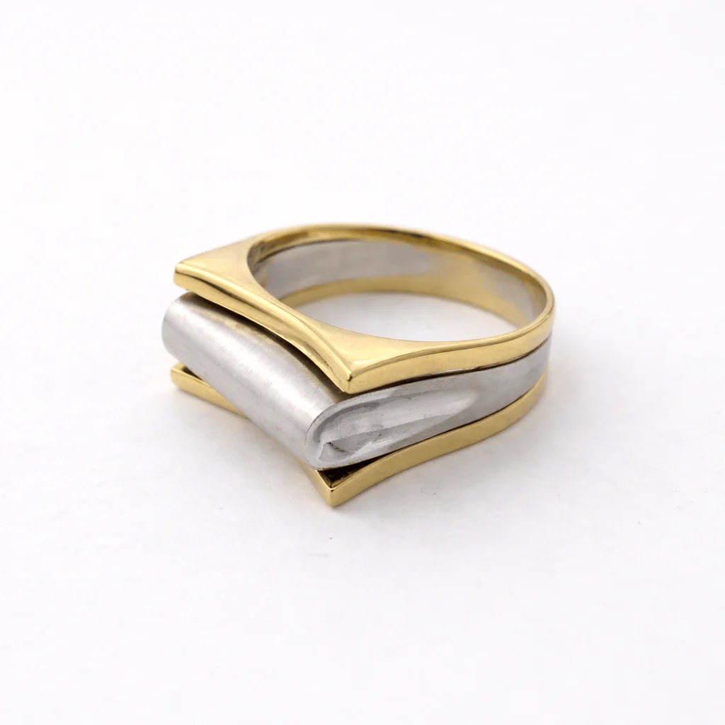 Graphic ring in yellow gold and white gold 