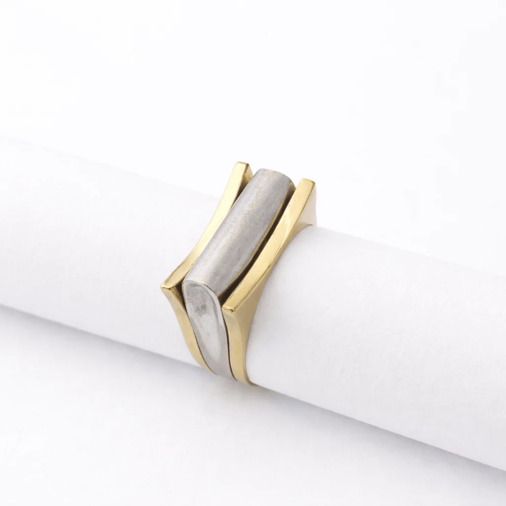 Graphic ring in yellow gold and white gold  - Image 2
