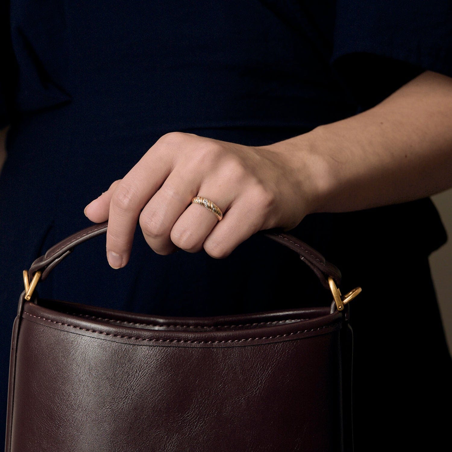 Yellow gold ring with diamonds - Image 2