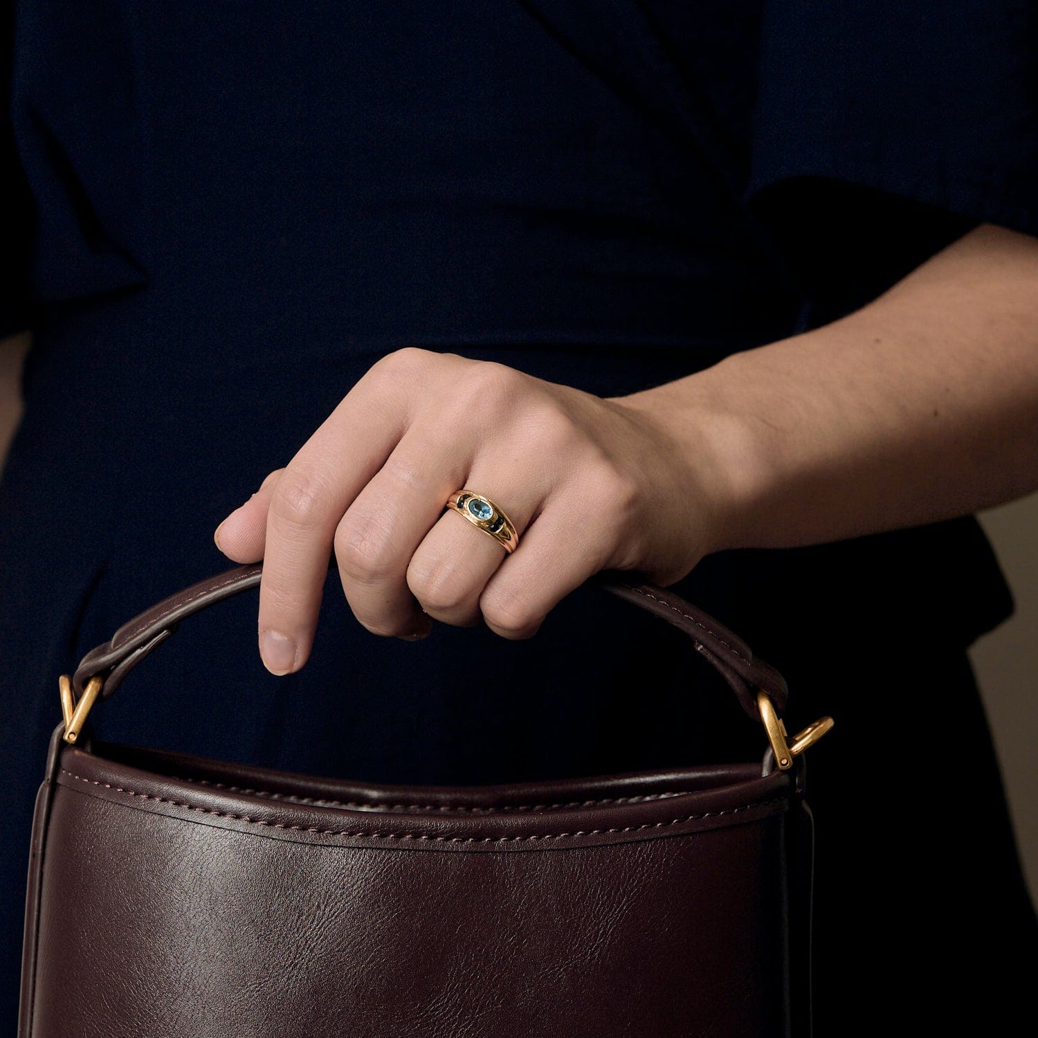 Yellow gold band ring, topaz and sapphires - Image 2