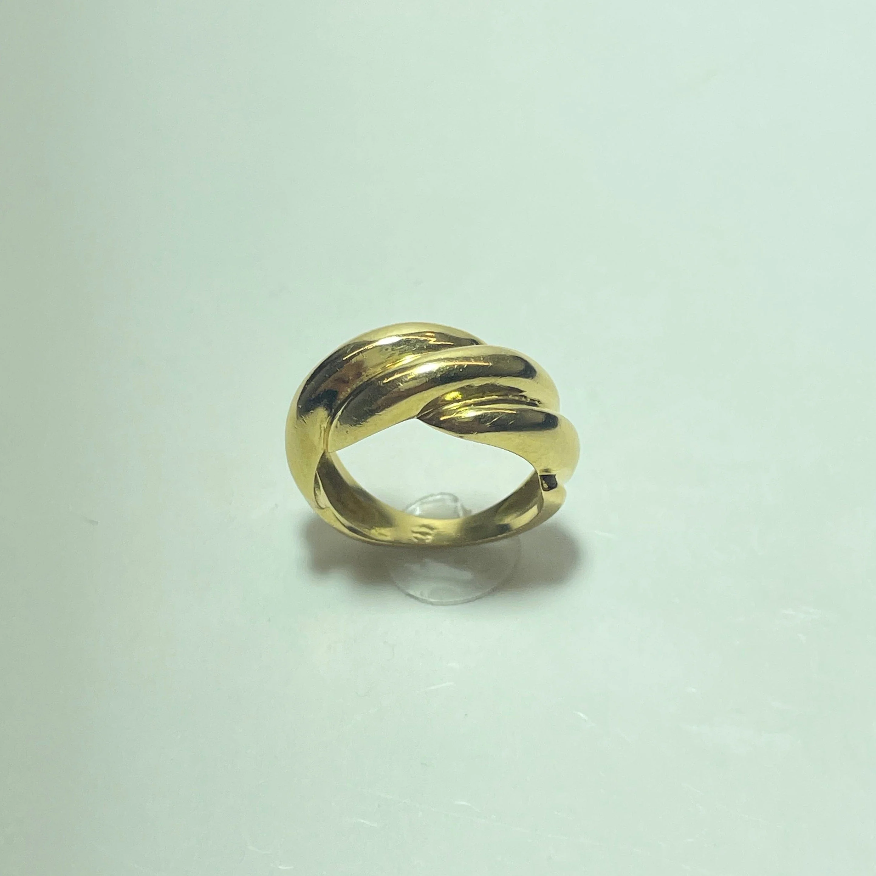 Wide interlaced ring in 18-carat yellow gold  - Image 2