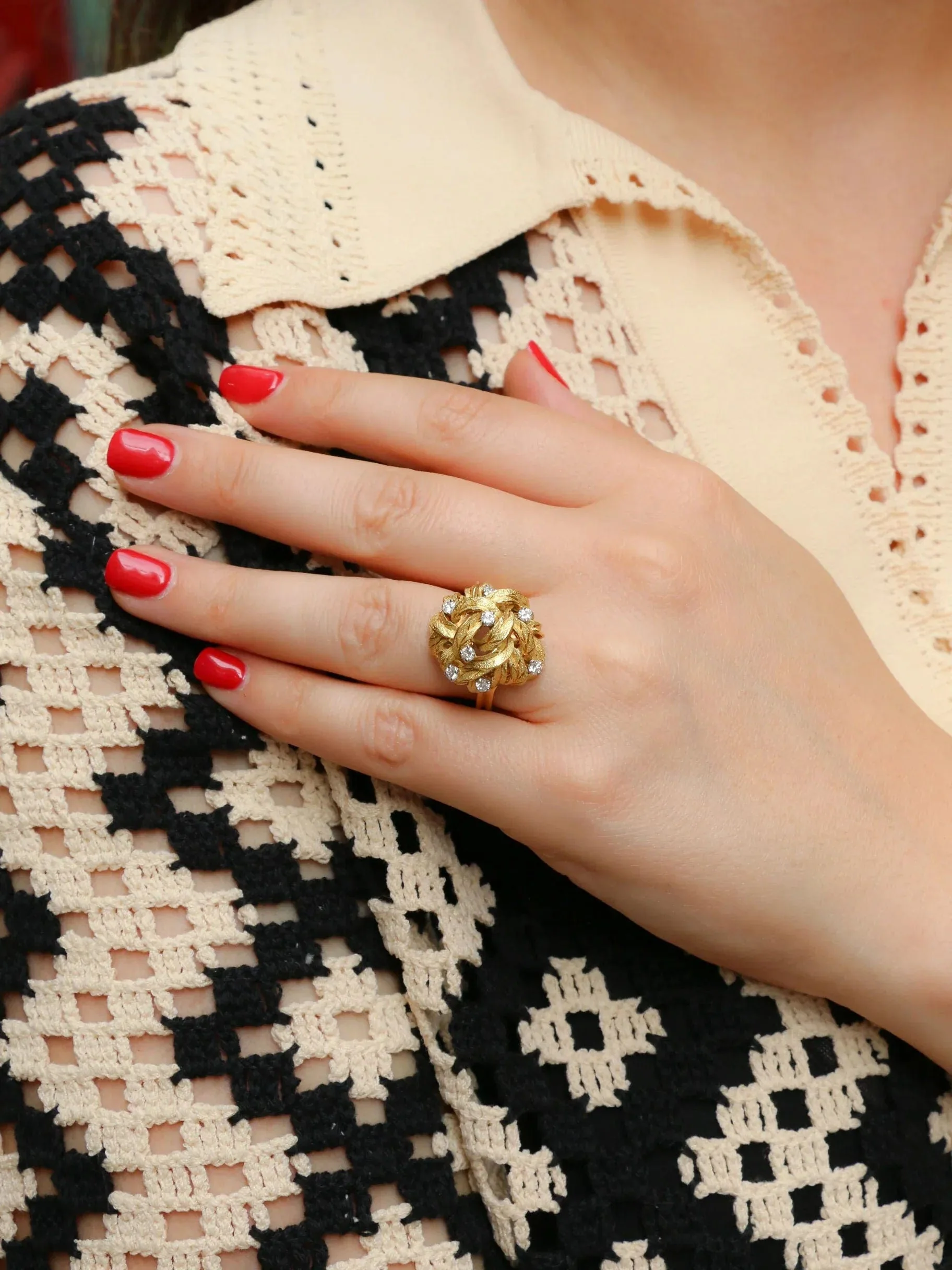 Yellow gold flower dome ring with diamonds - Image 5