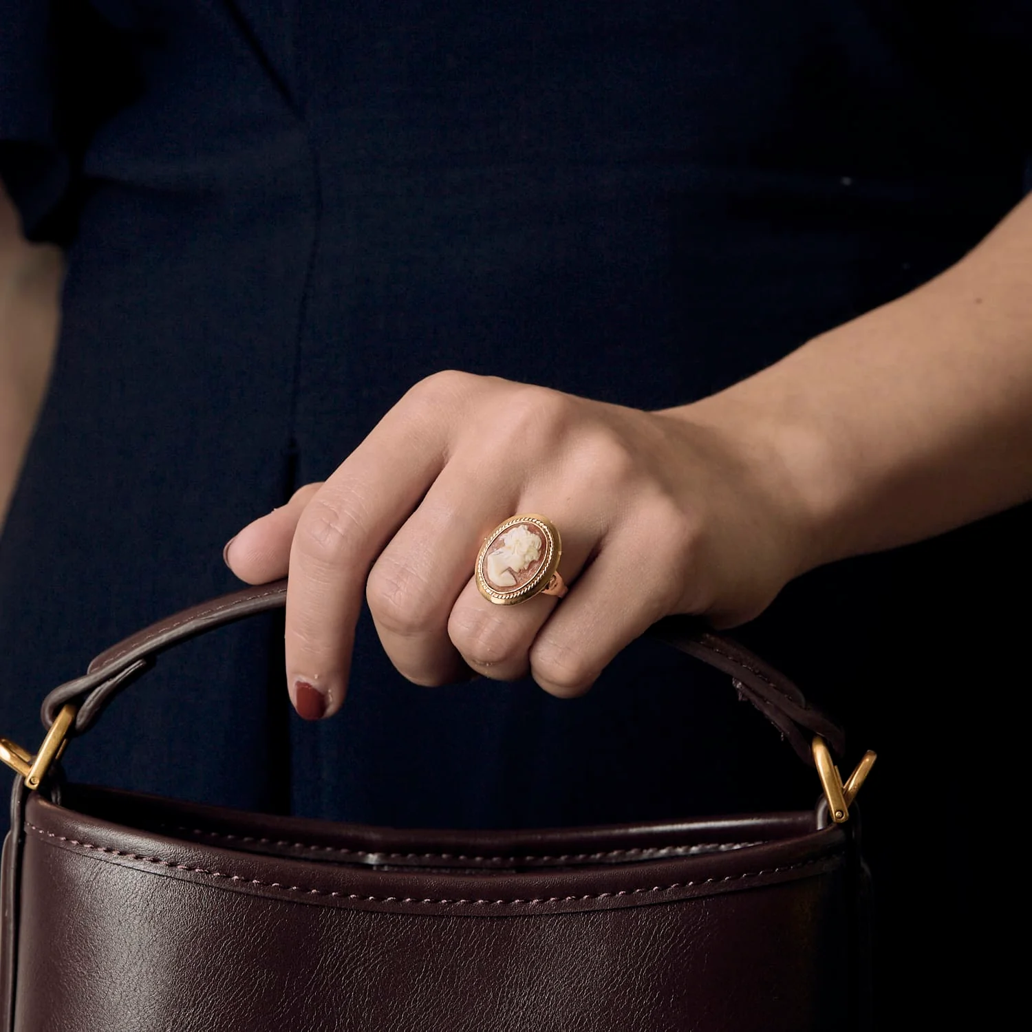 Yellow gold cameo shell ring - Image 2