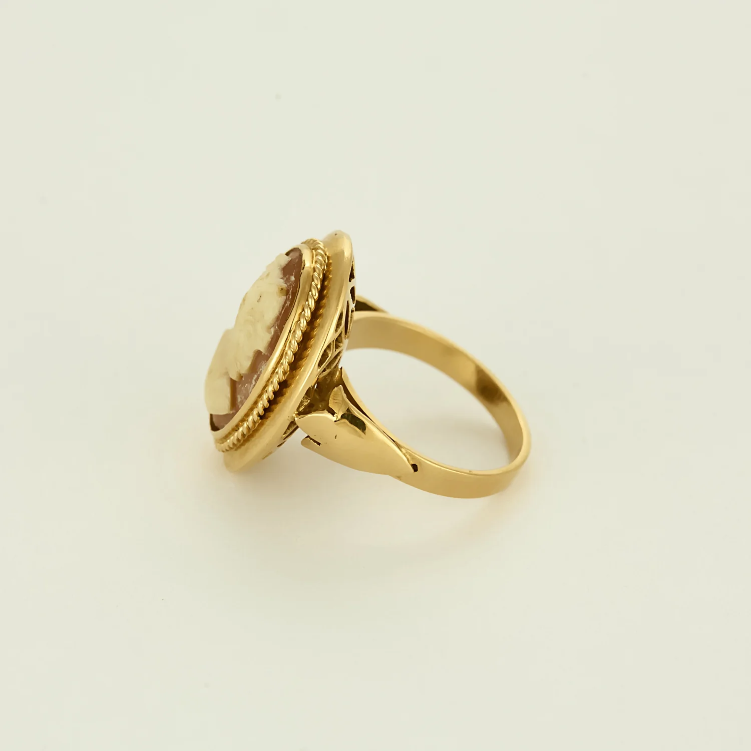 Yellow gold cameo shell ring - Image 4
