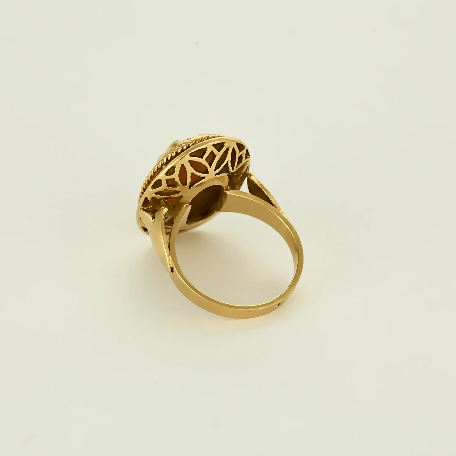 Yellow gold cameo shell ring - Image 5