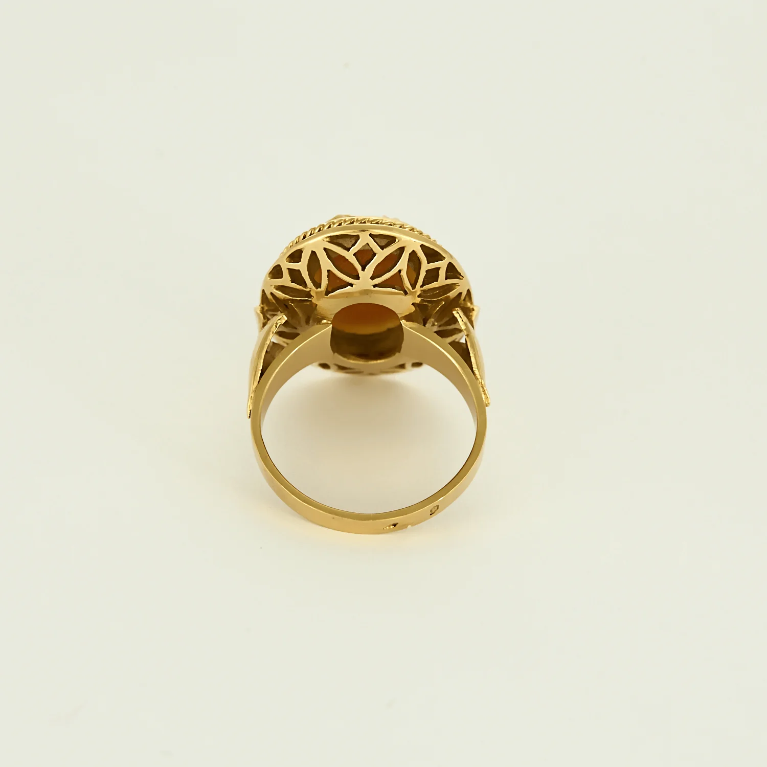 Yellow gold cameo shell ring - Image 6