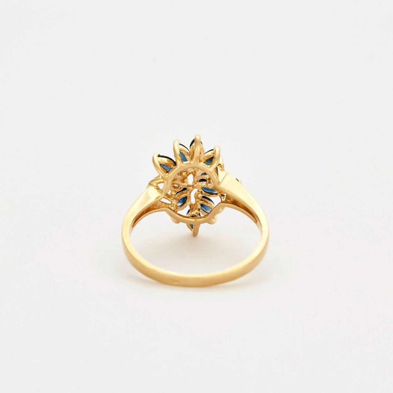 Yellow gold sapphire and diamond ring - Image 4