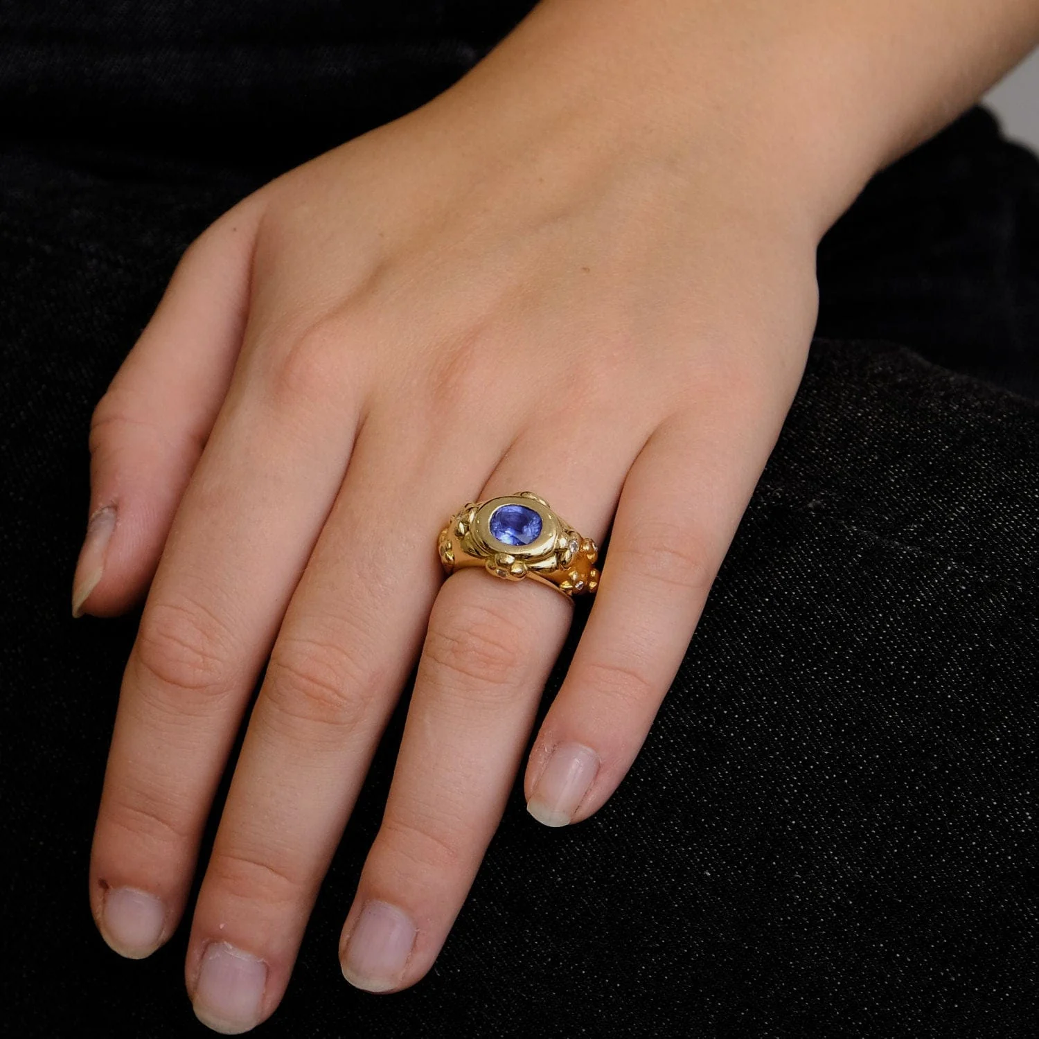Sapphire ring and clover motifs - Image 7