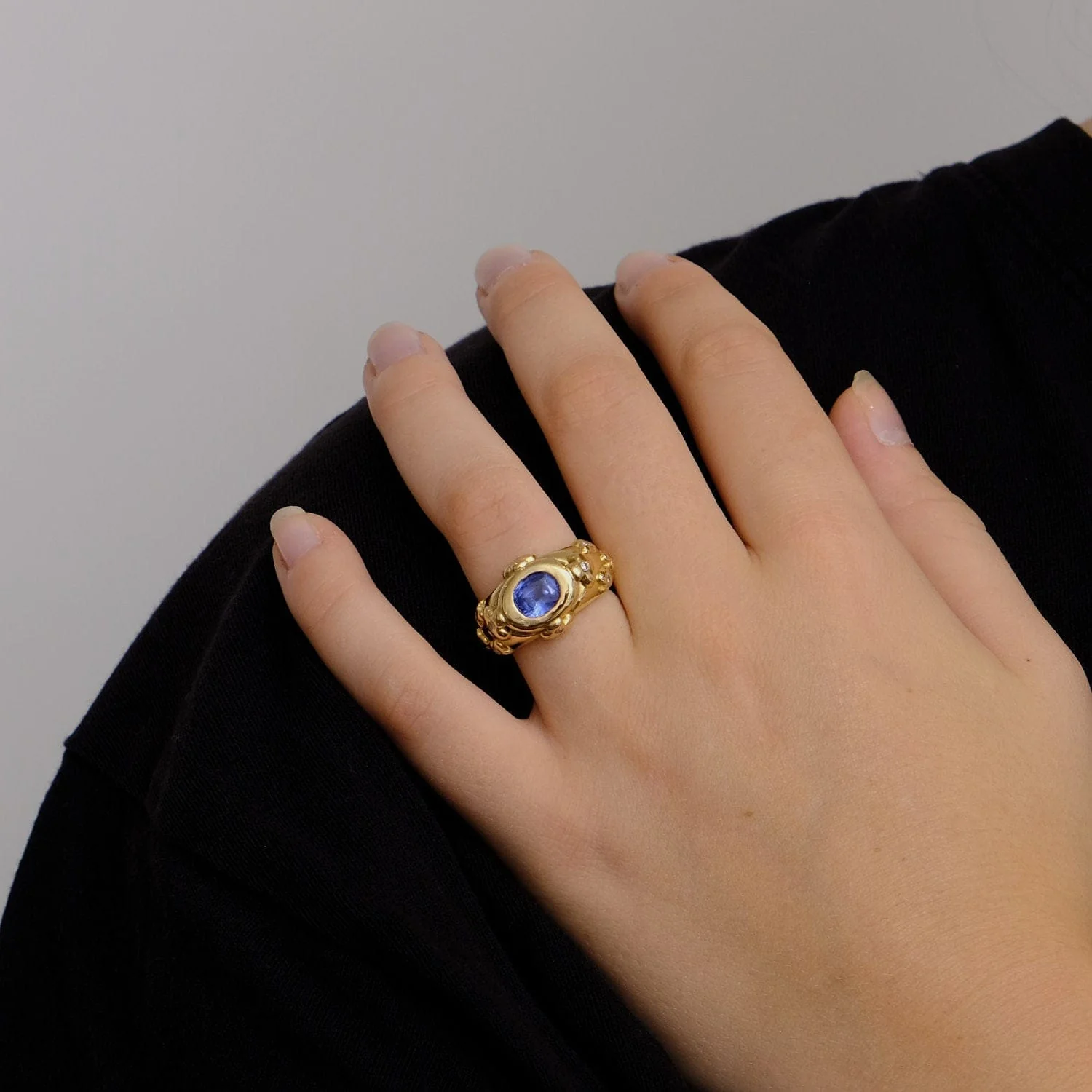 Sapphire ring and clover motifs - Image 8