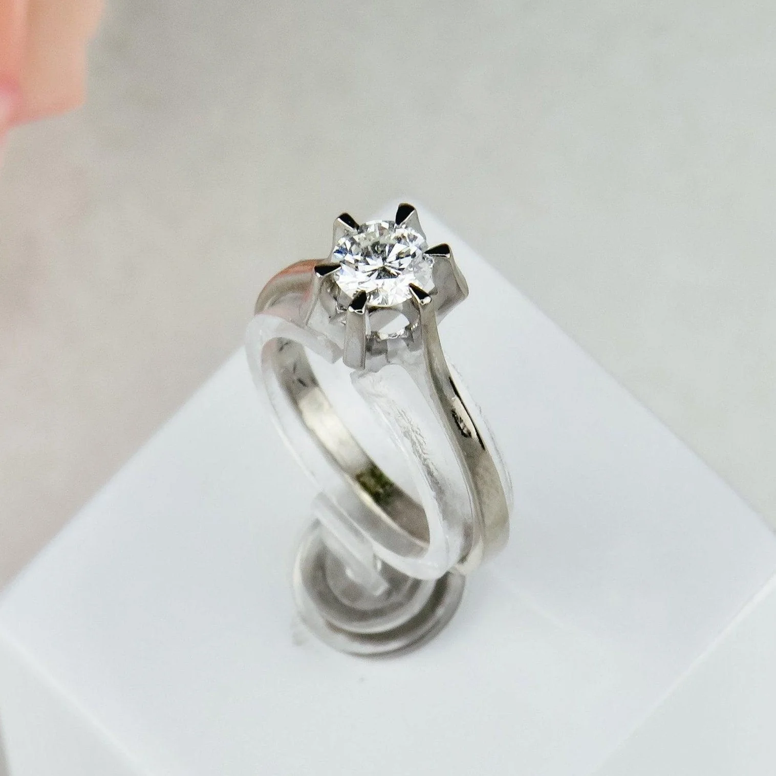 Ring Solitaire - 0.52 ct brilliant cut in 18-carat white gold  - Image 4