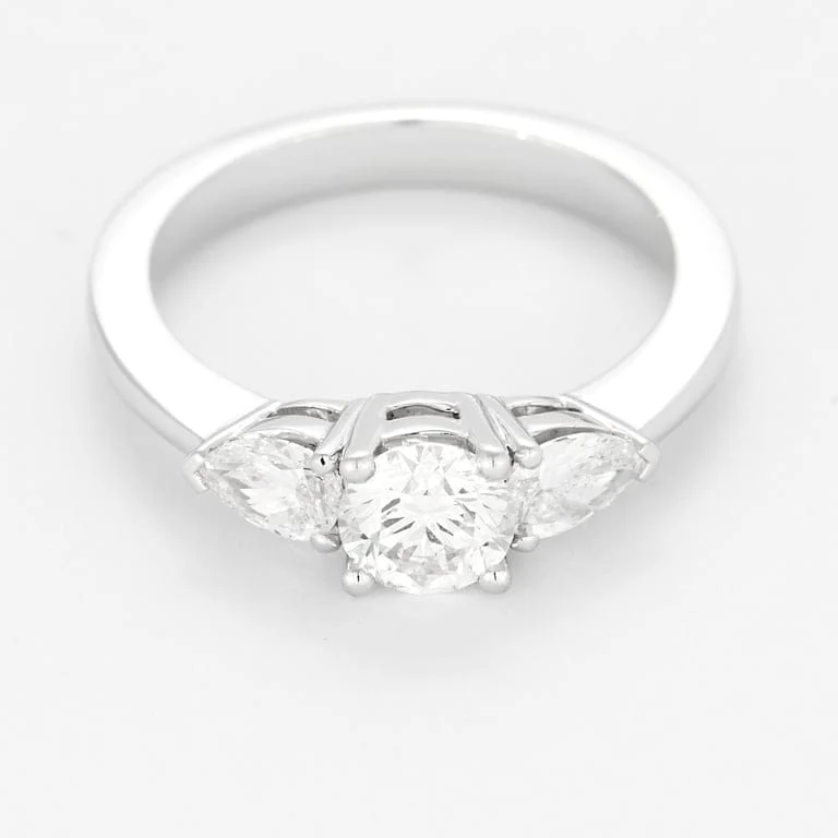 White gold and diamond ring Solitaire 