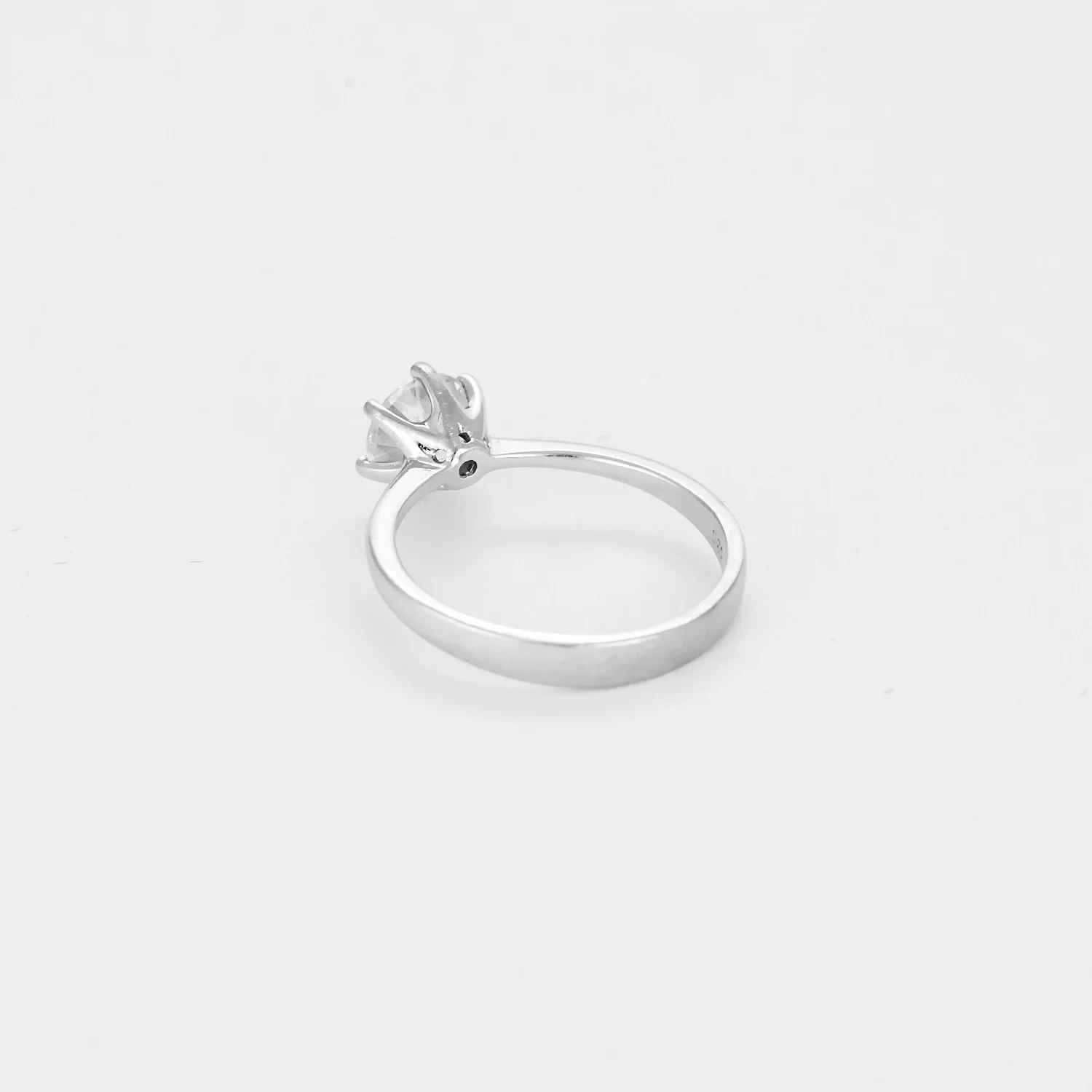 Ring Solitaire in white gold and diamonds  - Image 5