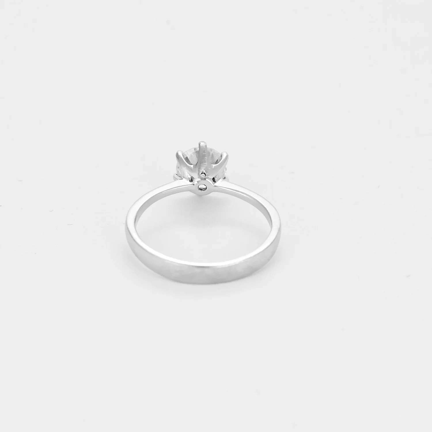 Ring Solitaire in white gold and diamonds  - Image 6