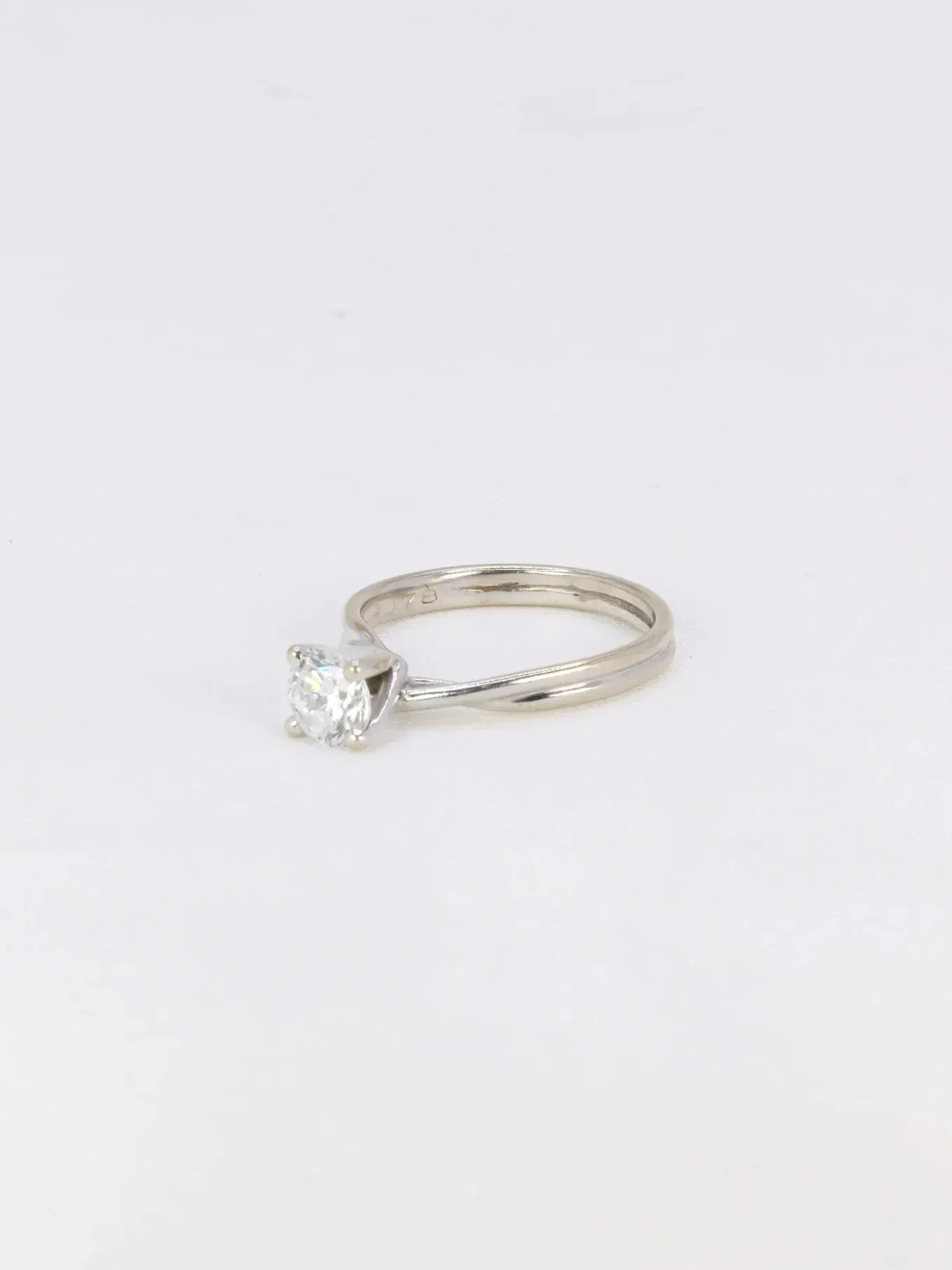 0.8ct brilliant cut diamond solitaire ring in twisted white gold - Image 3
