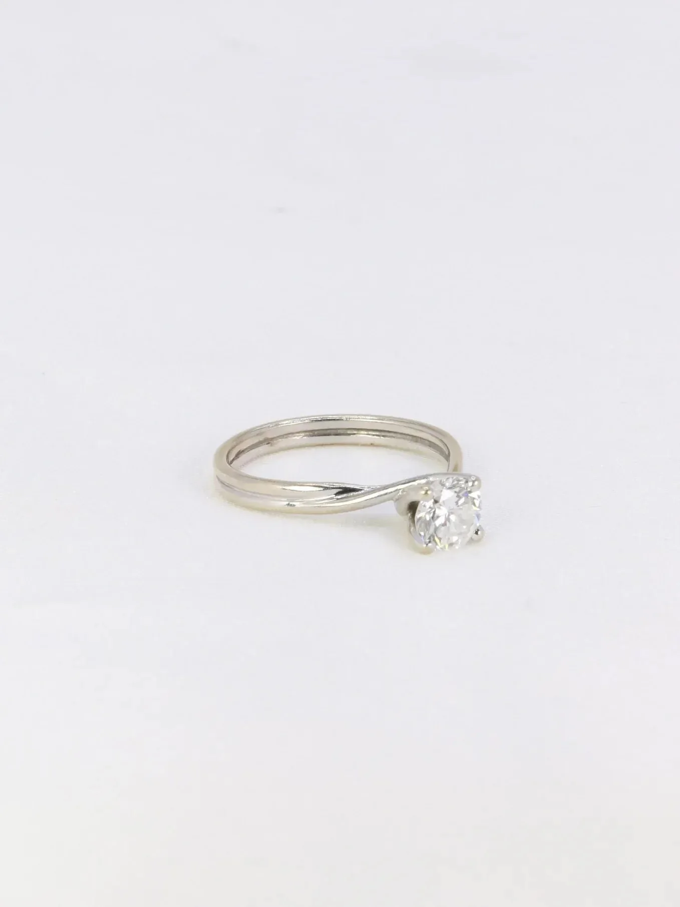 0.8ct brilliant cut diamond solitaire ring in twisted white gold - Image 7