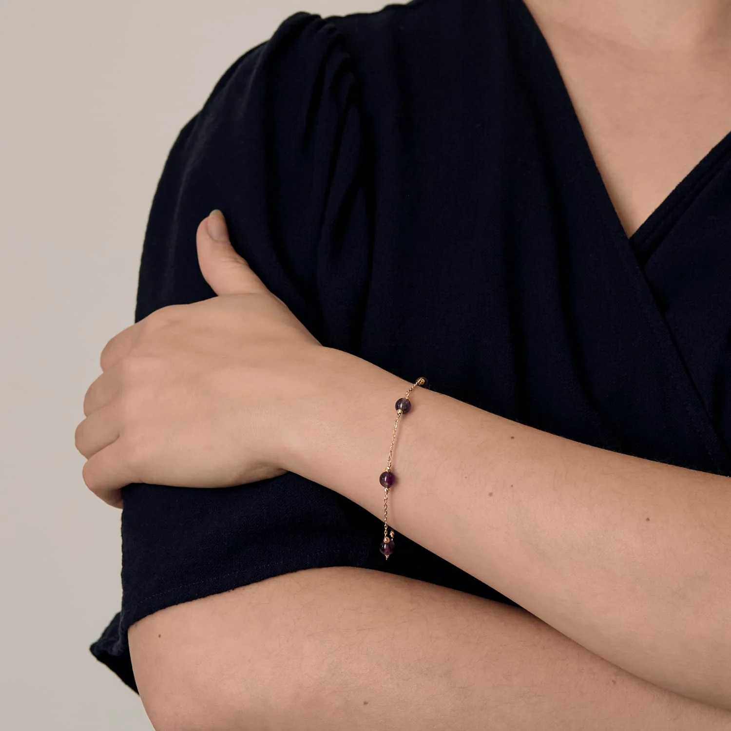 Yellow gold bracelet and amethyst pearls  - Image 2