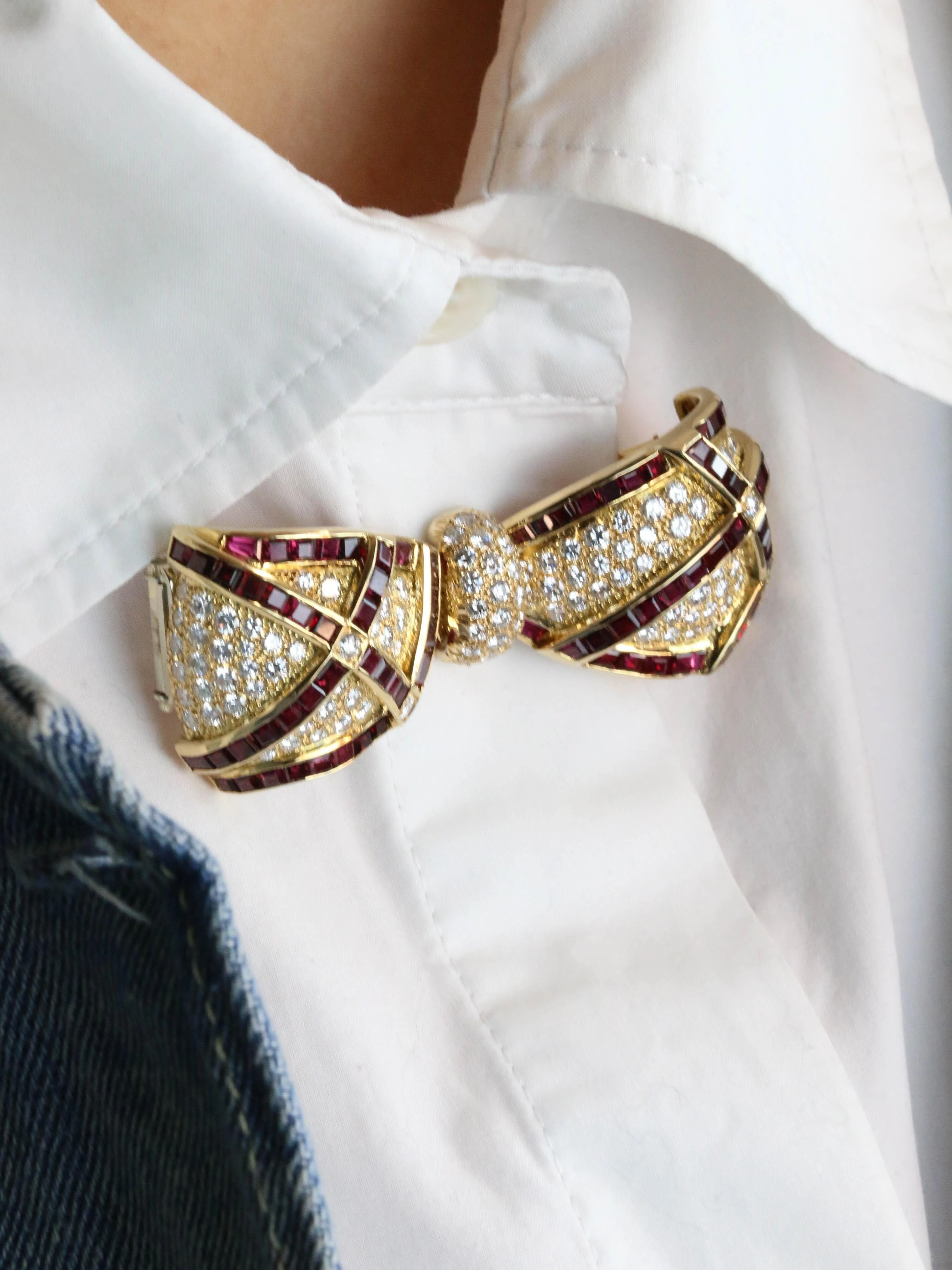 Yellow gold bow brooch with rubies and diamonds  - Image 2