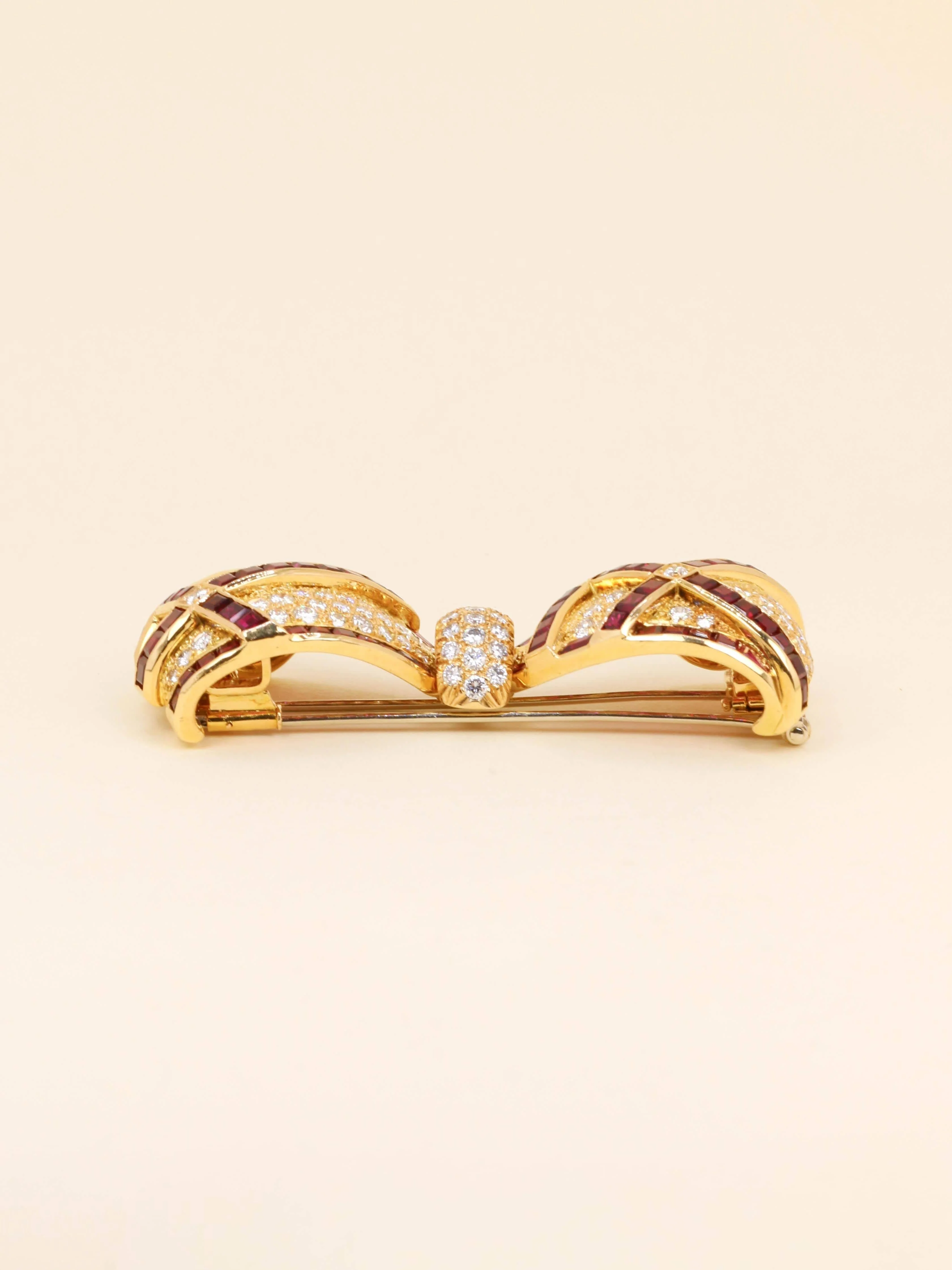 Yellow gold bow brooch with rubies and diamonds  - Image 6