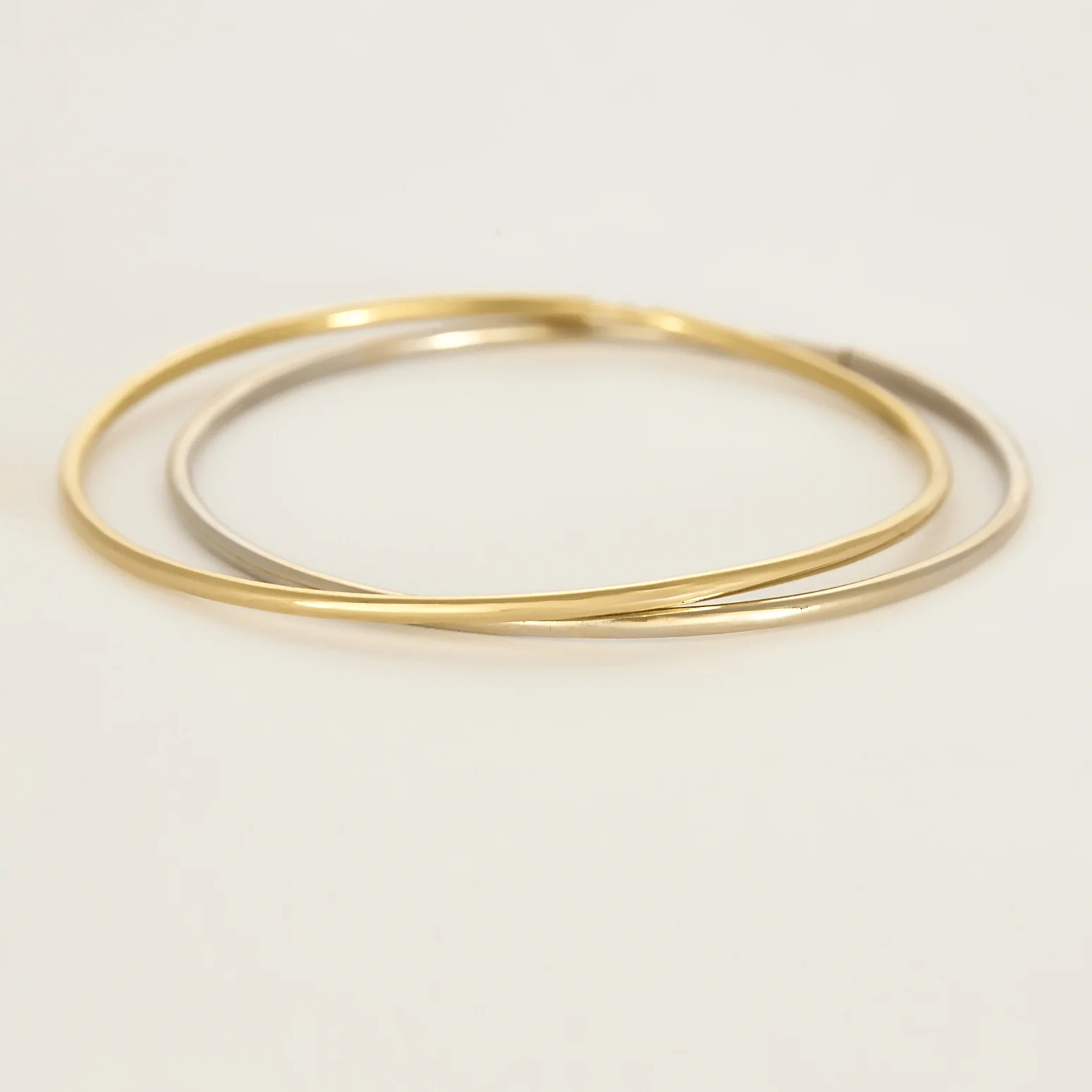 Two bangle bracelets in yellow gold and white gold  - Image 3