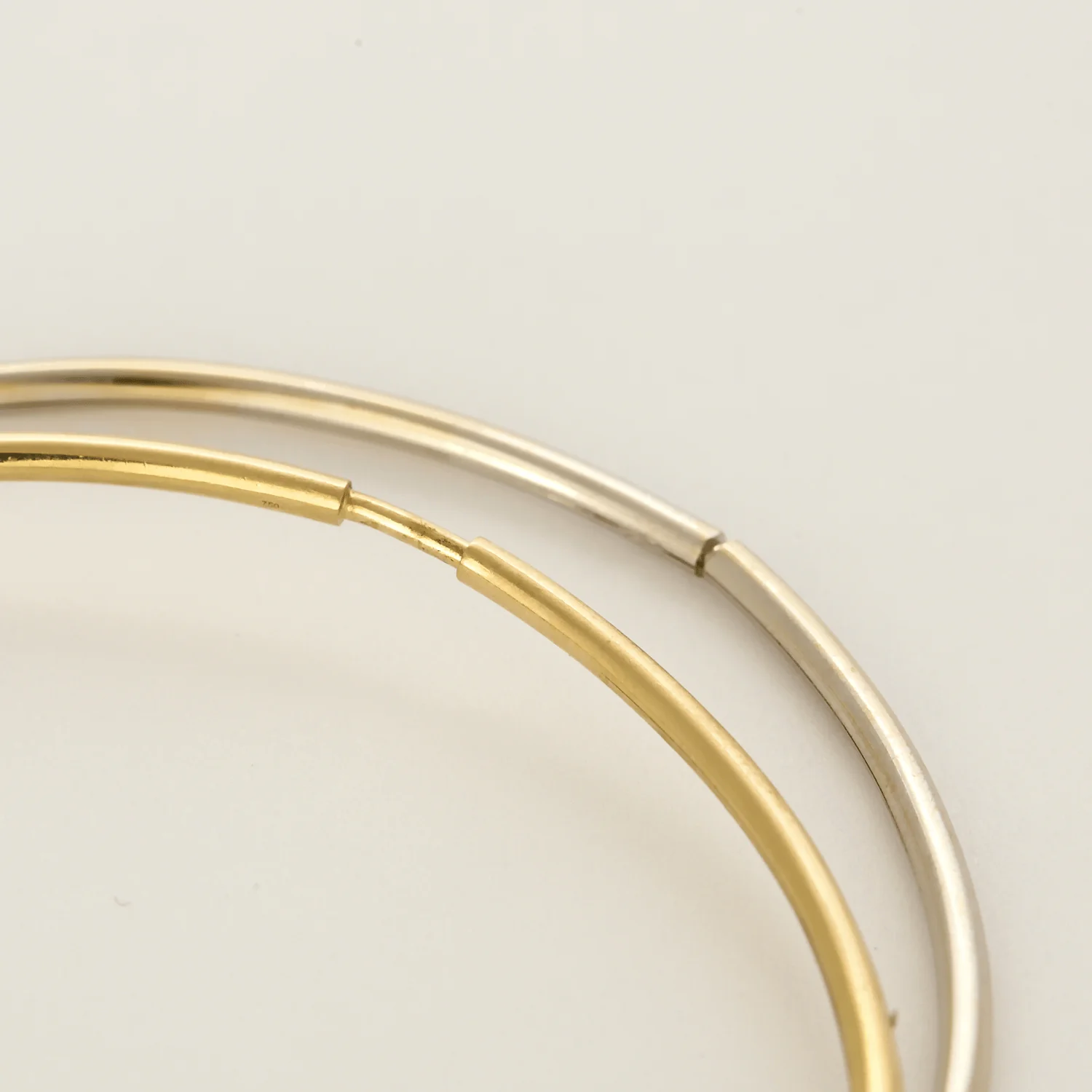Two bangle bracelets in yellow gold and white gold  - Image 4