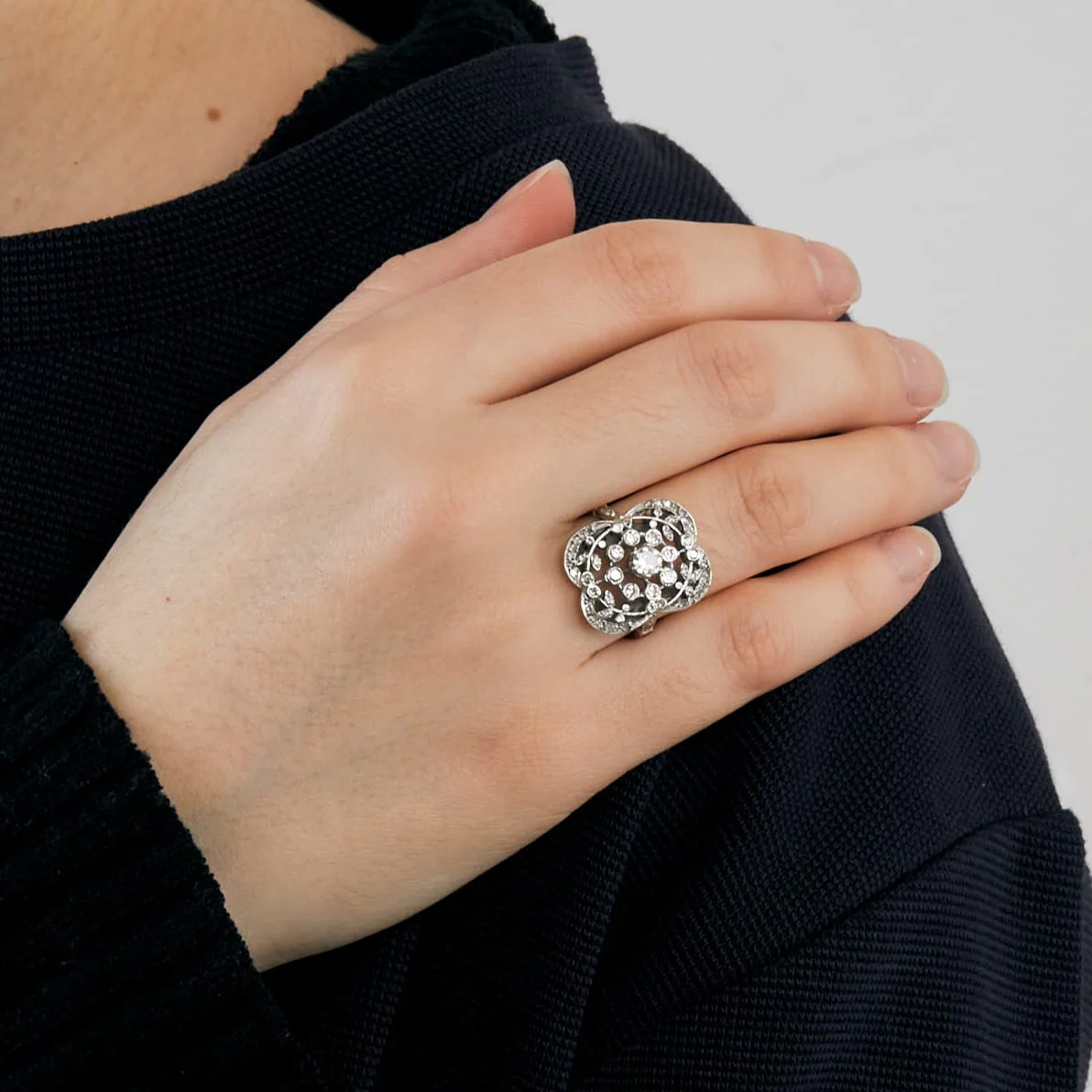 White gold and diamond ring - Image 2