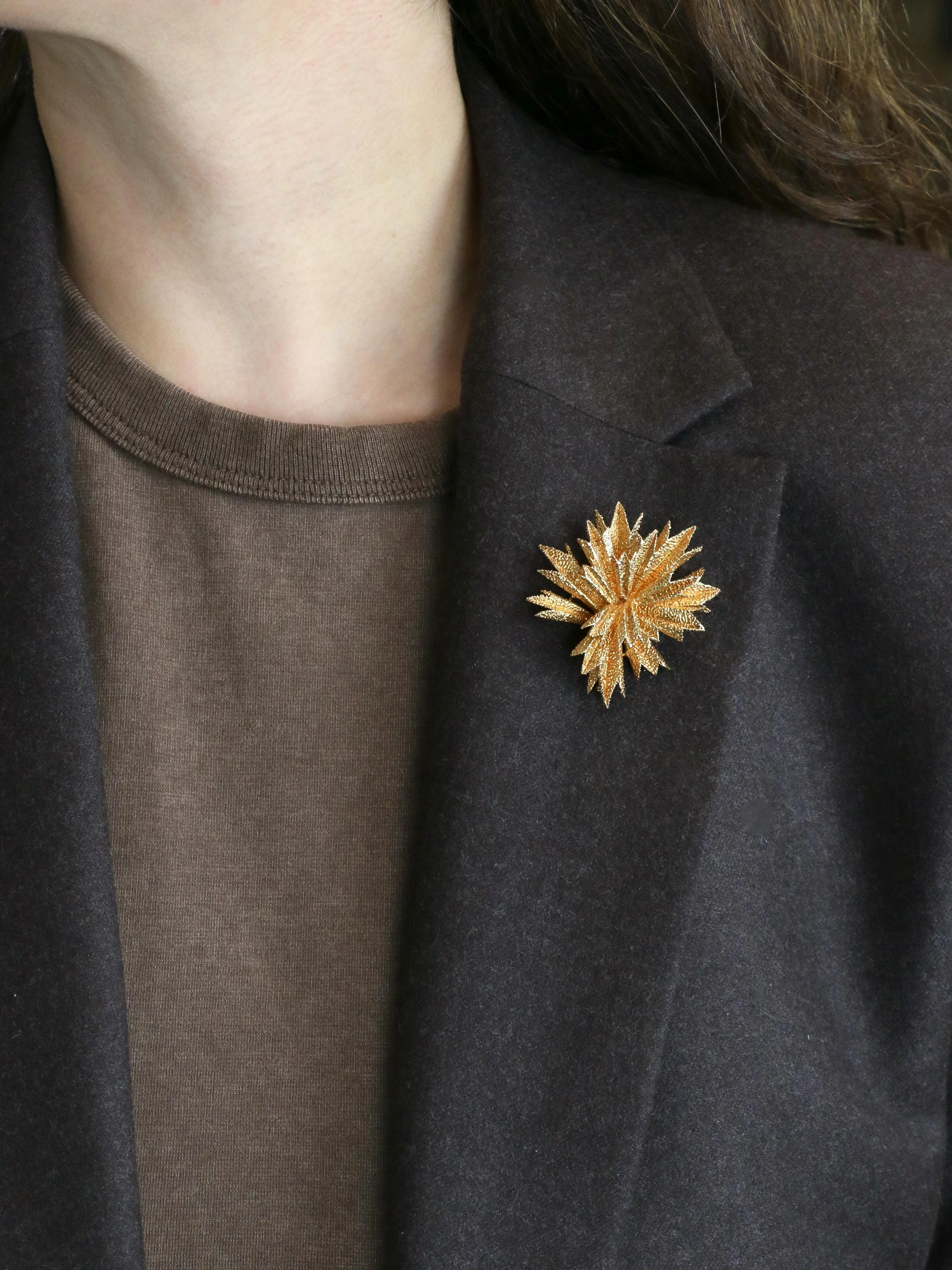 OJ PERRIN Yellow gold star brooch - Image 6
