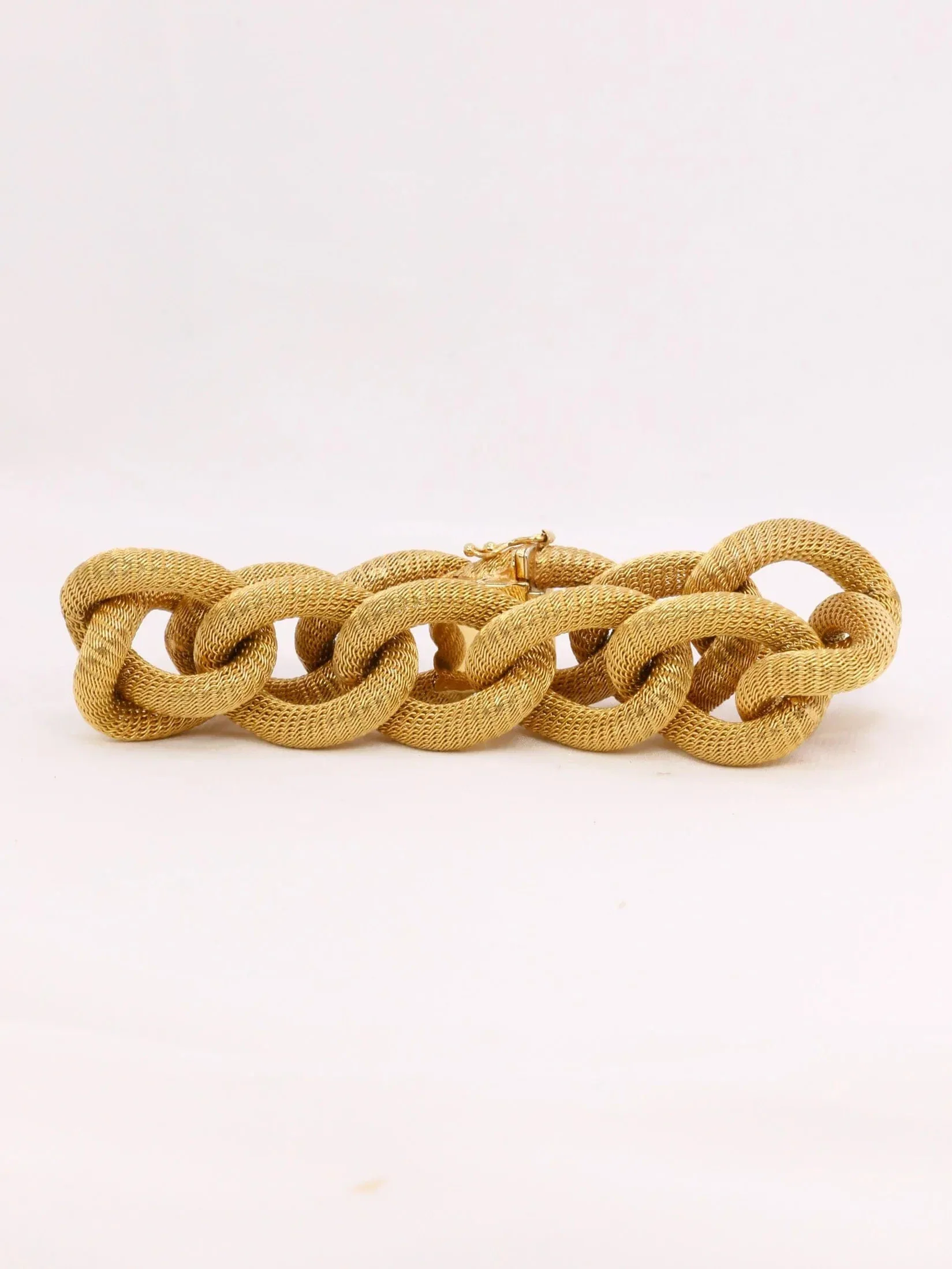Yellow gold bracelet with oval textured links - Image 4