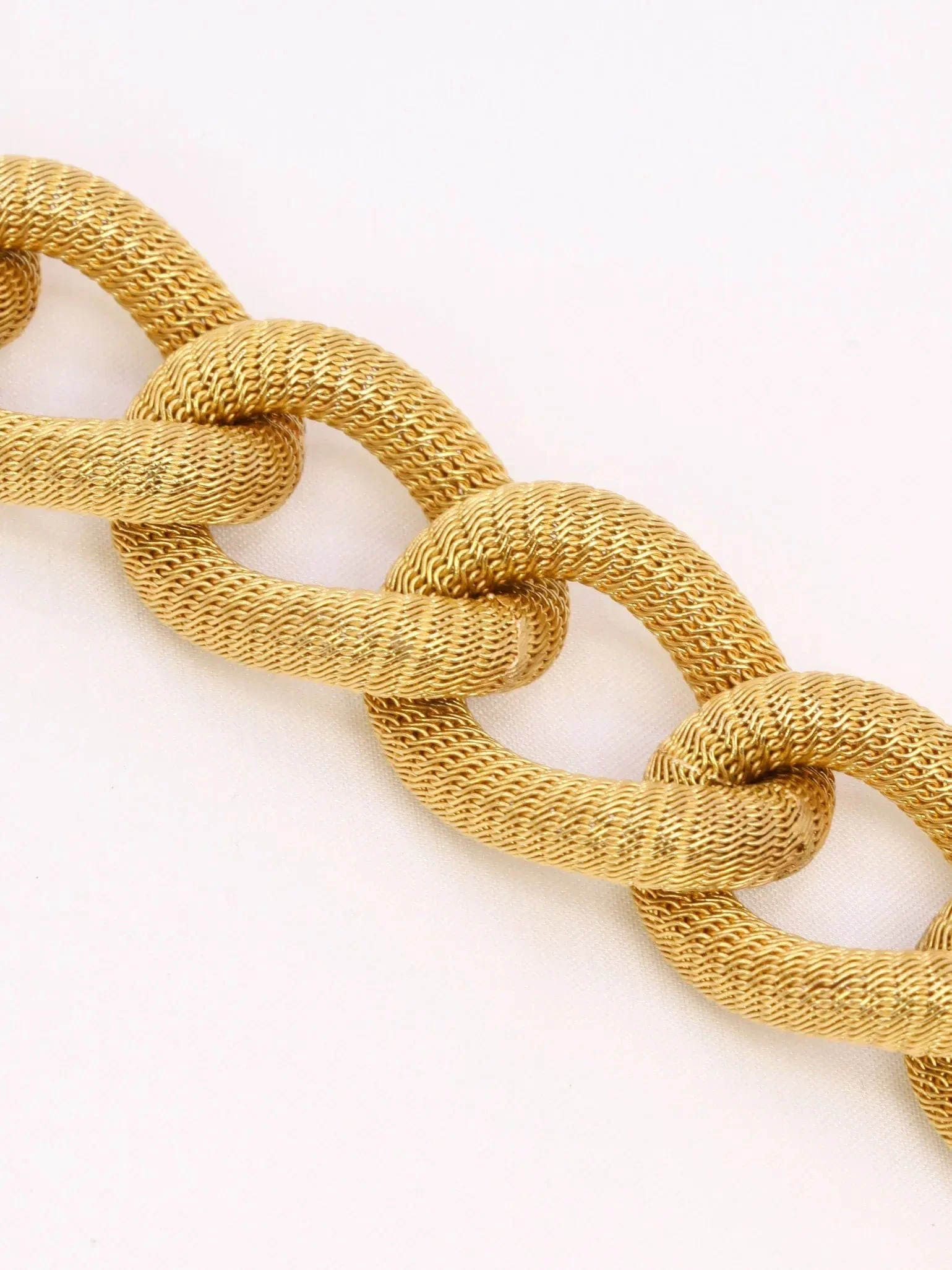 Yellow gold bracelet with oval textured links - Image 6