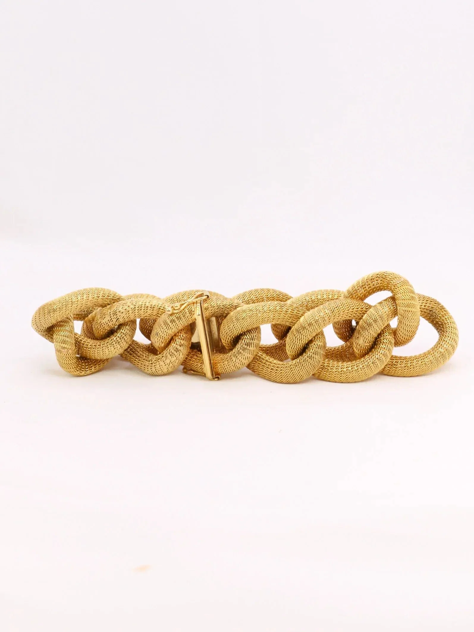Yellow gold bracelet with oval textured links - Image 8
