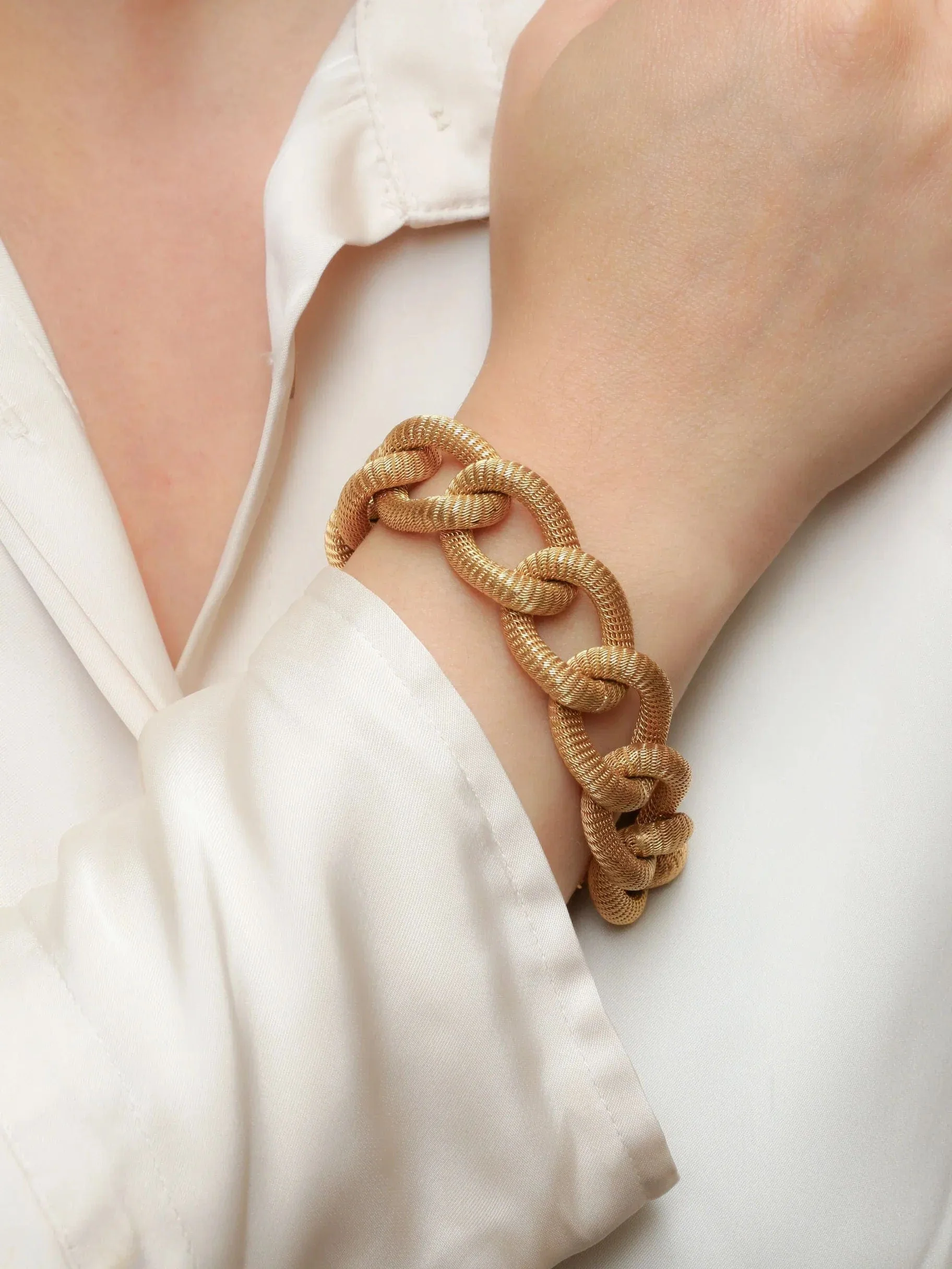 Yellow gold bracelet with oval textured links - Image 9