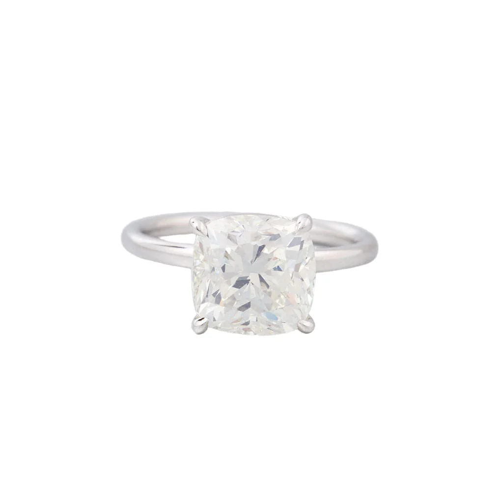 Solitaire set with a diamond in white gold