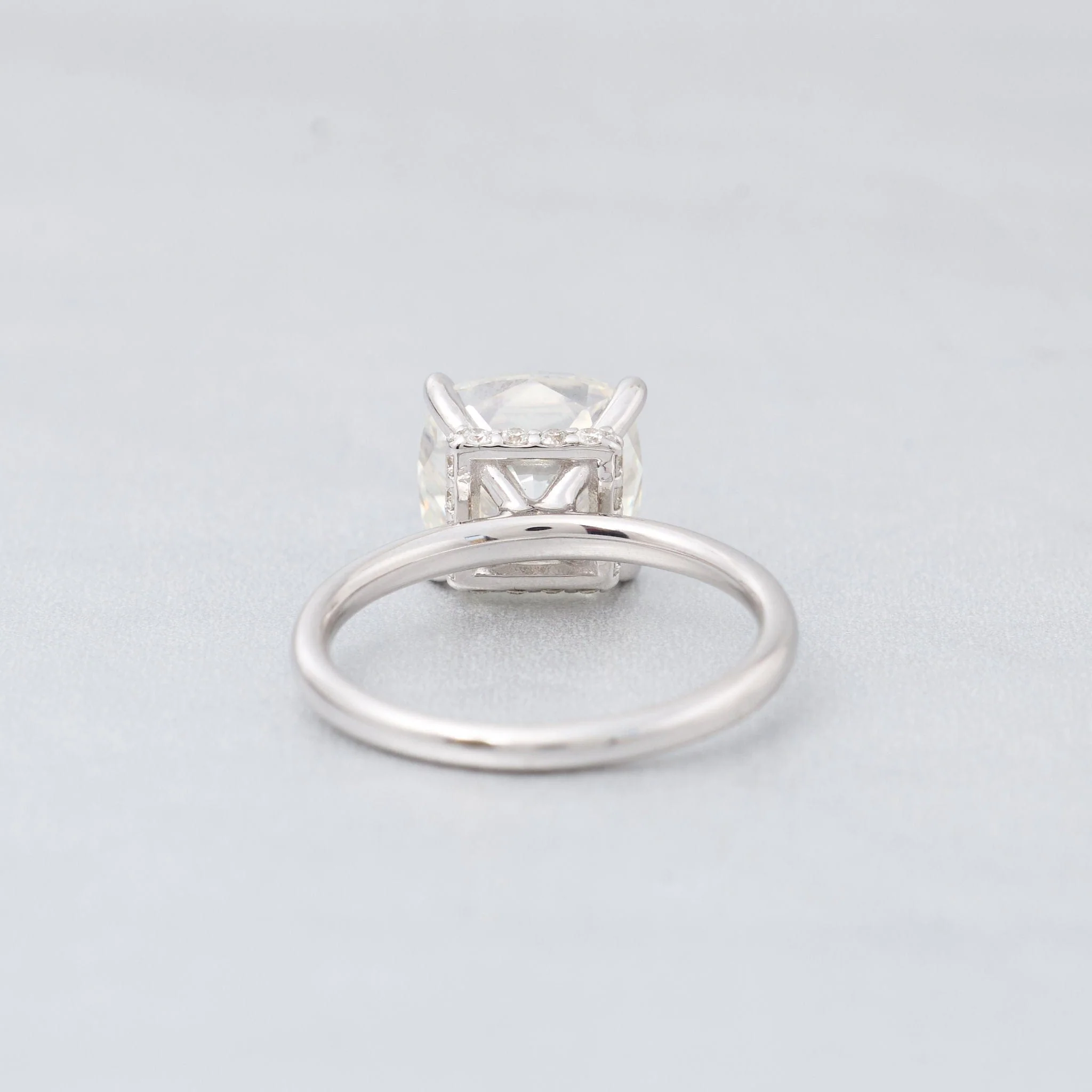 Solitaire set with a diamond in white gold - Image 5