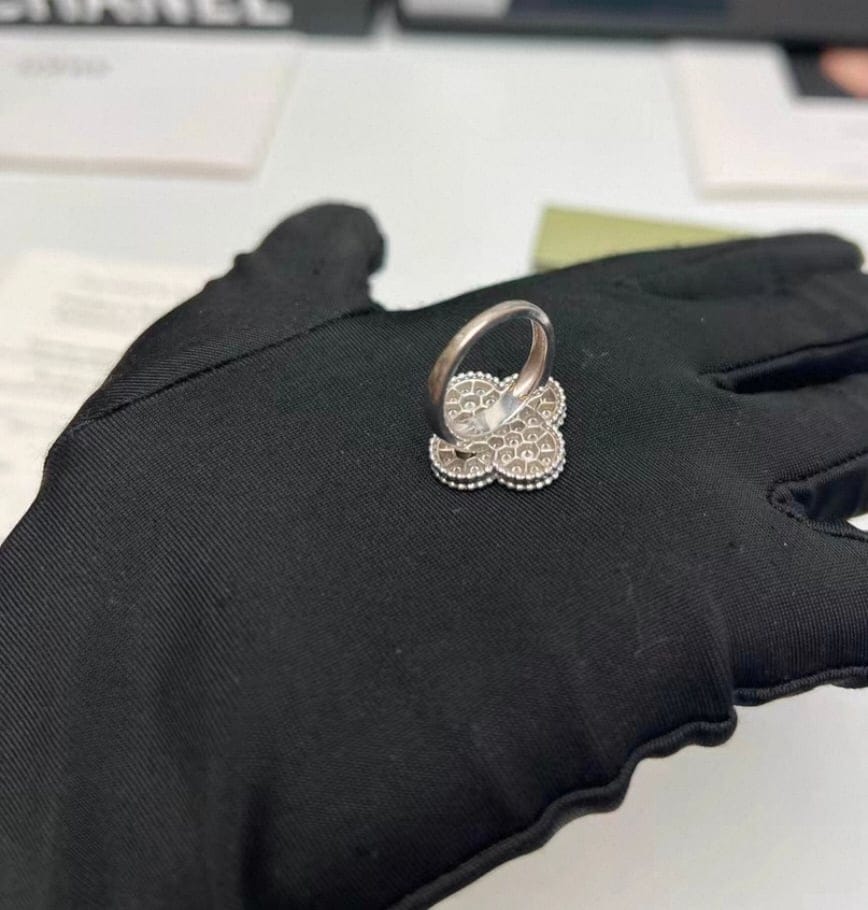 Van Cleef & Arpels Magic Alhambra - Gold and diamond ring  - Image 2