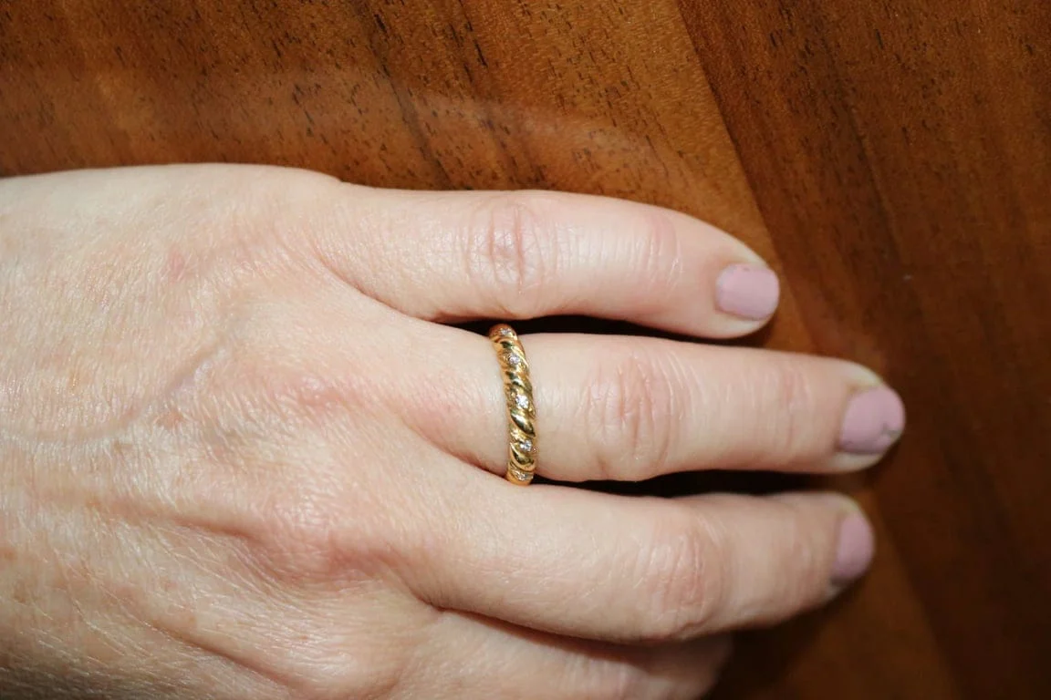 Yellow gold and diamond wedding ring - Image 3