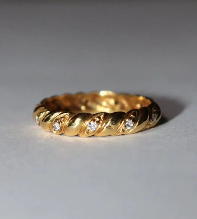 Yellow gold and diamond wedding ring - Image 4