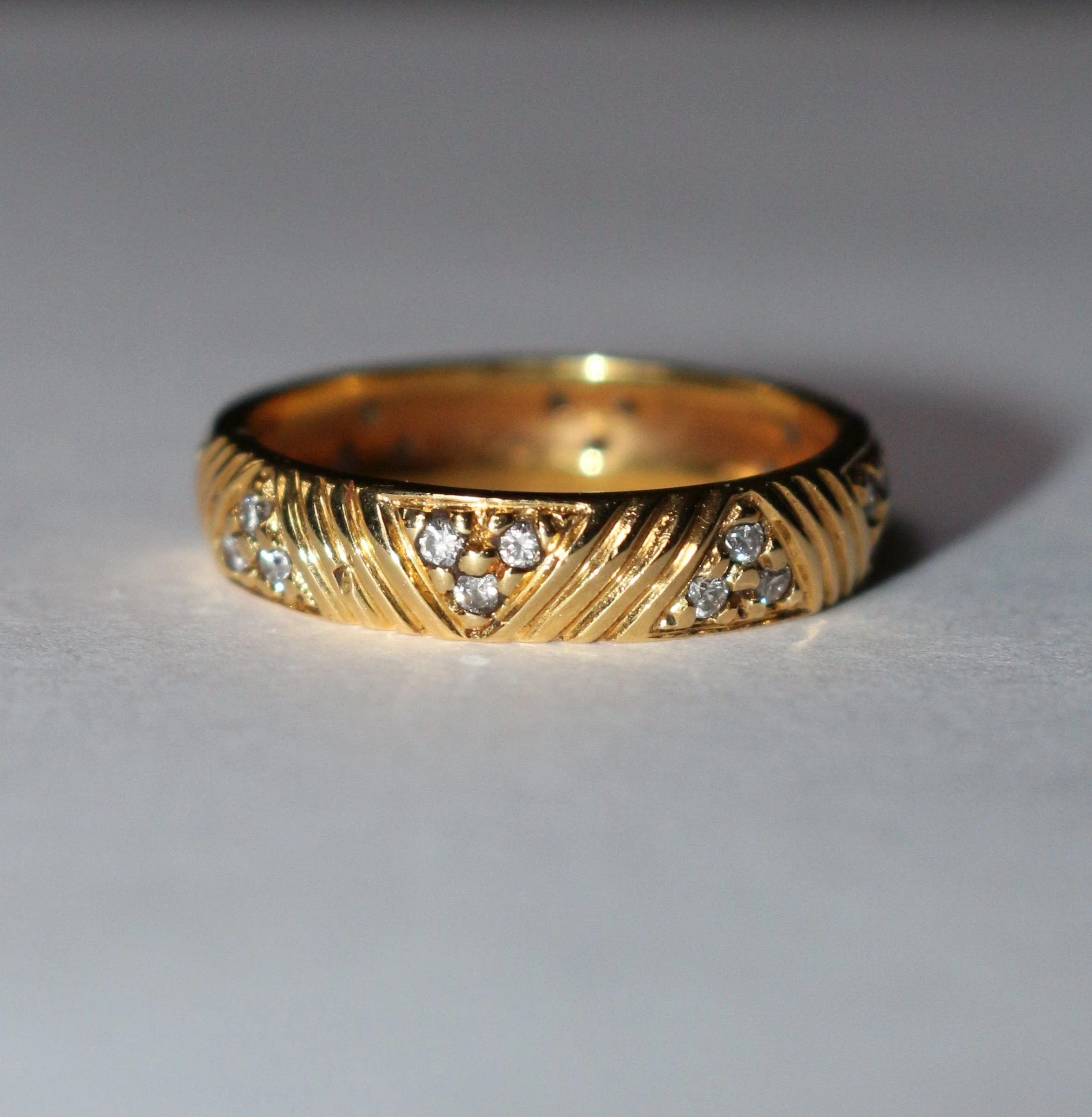 Yellow gold and diamond wedding ring with triangle patterns - Image 2