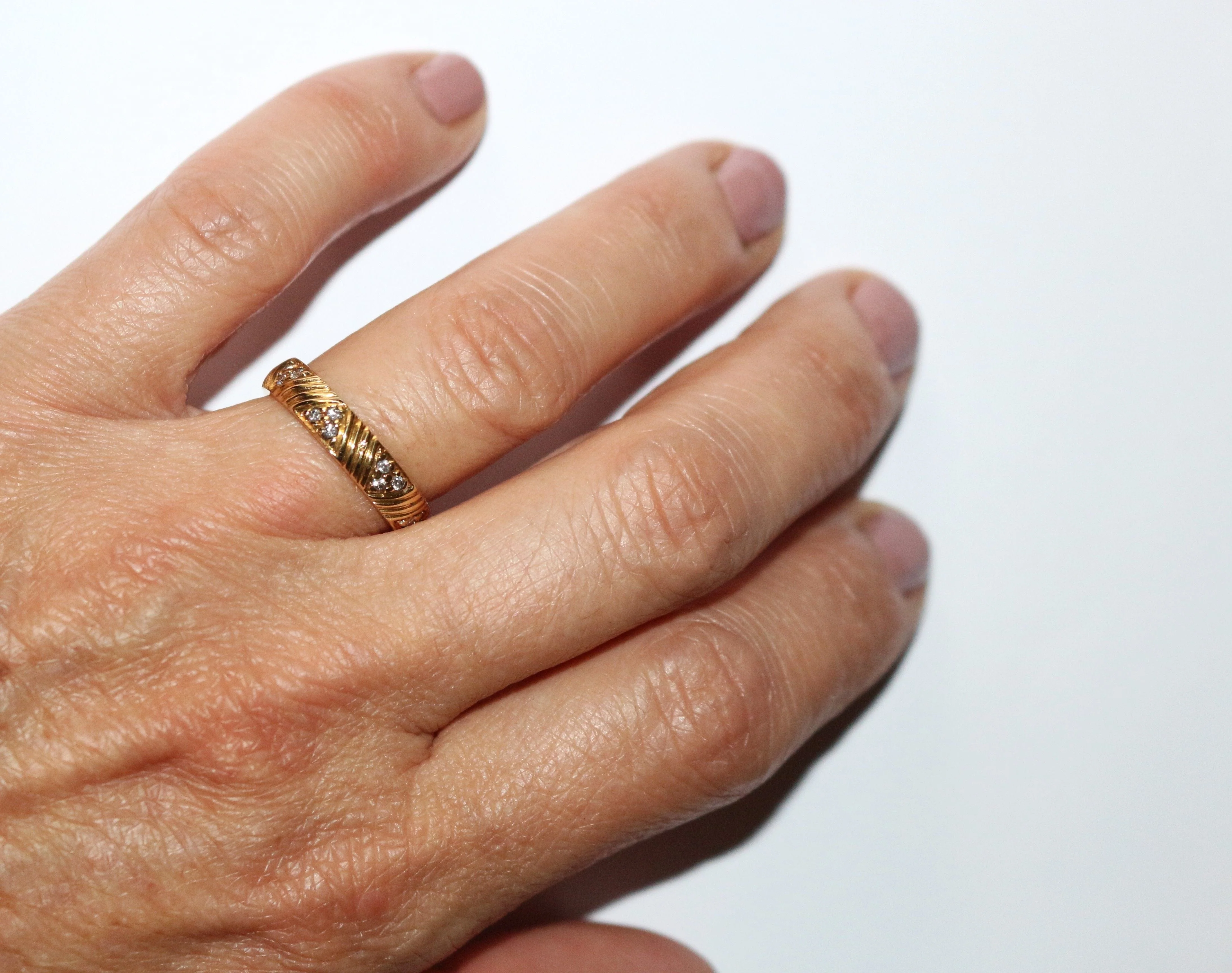 Yellow gold and diamond wedding ring with triangle patterns - Image 7